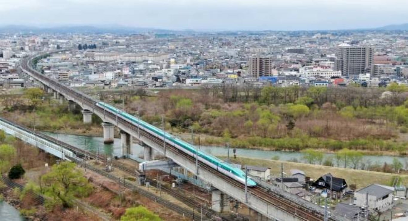 東北新幹線はやぶさ・こまちが車両分離で停車　上野ー大宮間